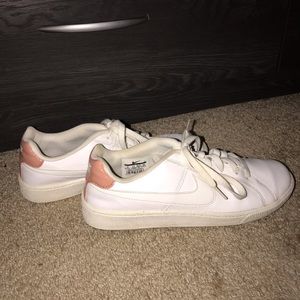 Women’s NIKE Sneakers size 9